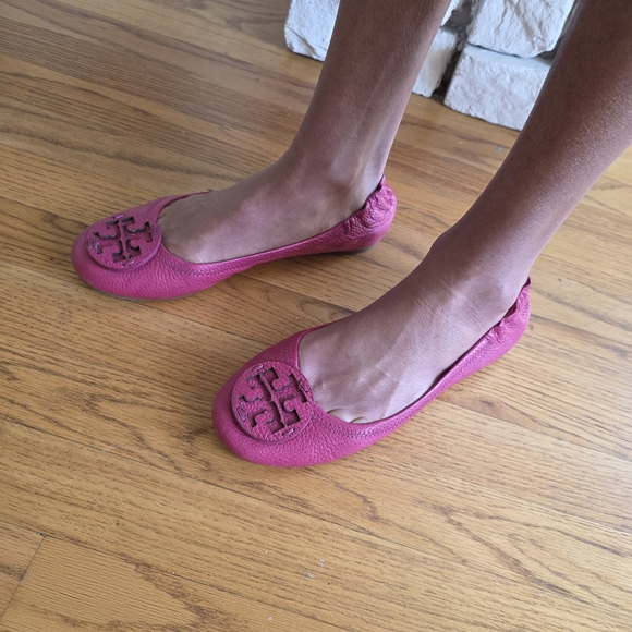 Tory Burch Pebbled Bright Pink Ballet Flats - Picture 2 of 6